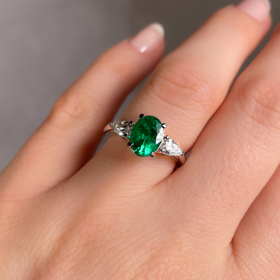 Prabangus žiedas su smaragdu ir deimantais 