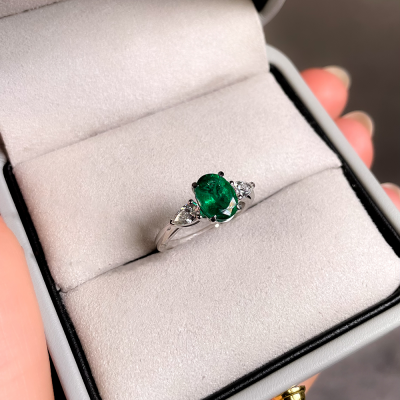 Prabangus žiedas su smaragdu ir deimantais 