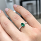 Žiedas su ovaliu smaragdu ir briliantais
