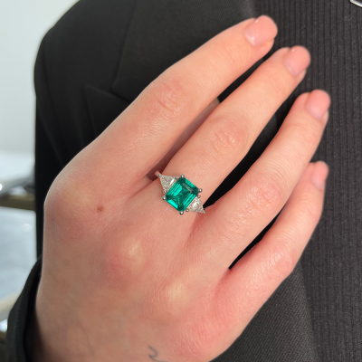 Žiedas su smaragdu ir deimantais "Trilliant"