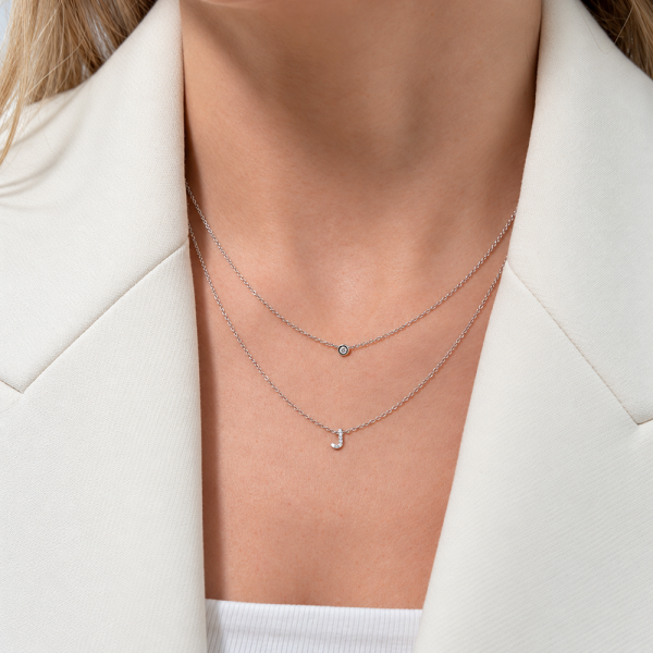 Koljė su raide "J" 0,05 ct