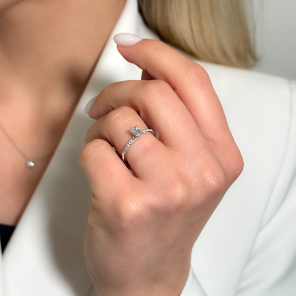Žiedas "Kornelia" su Emerald cut deimantu 0,49 ct 