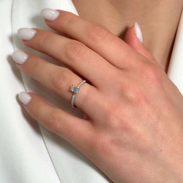 Žiedas "Kornelia" su Emerald cut deimantu 0,49 ct 