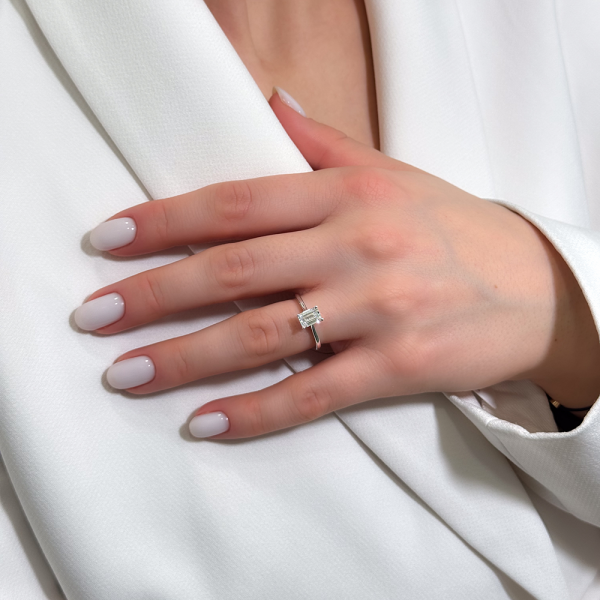 Žiedas su 1,02 ct Emerald Cut deimantu