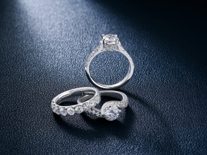 Sužadėtuvių žiedai: kaip pasirinkti tobulą akmenį ir dizainą?